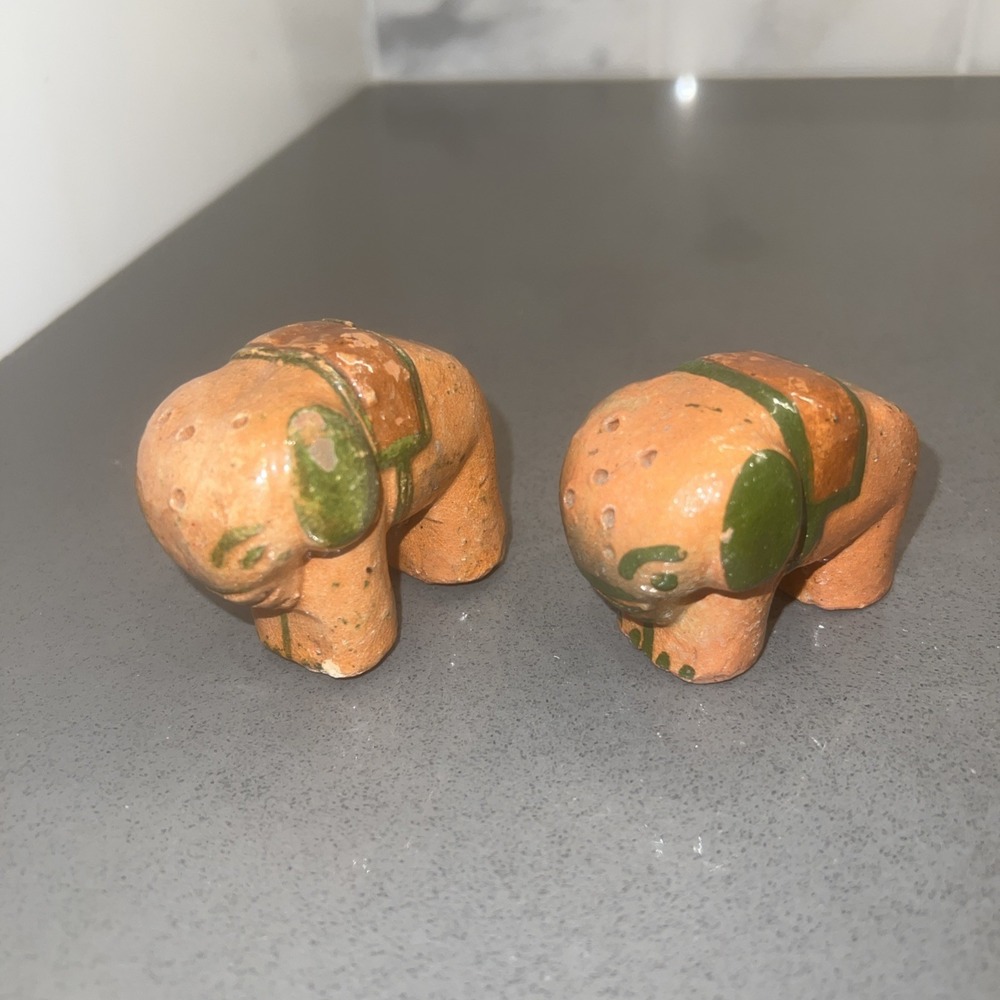 Elephant made in Mexico salt & pepper shakers vintage(no Stoppers)